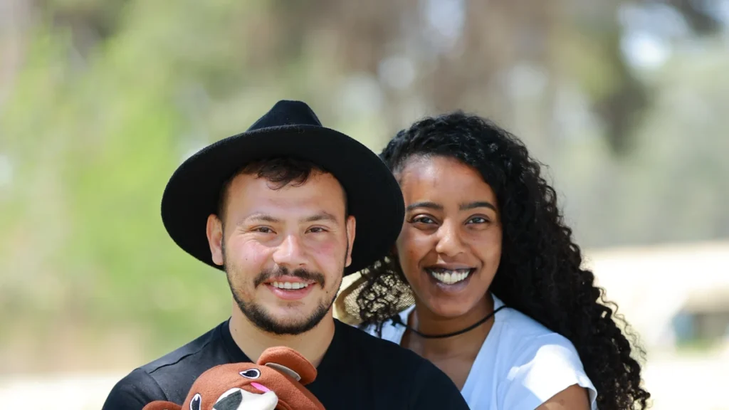 זוג מצטלם בסשן סטילס בחוץ