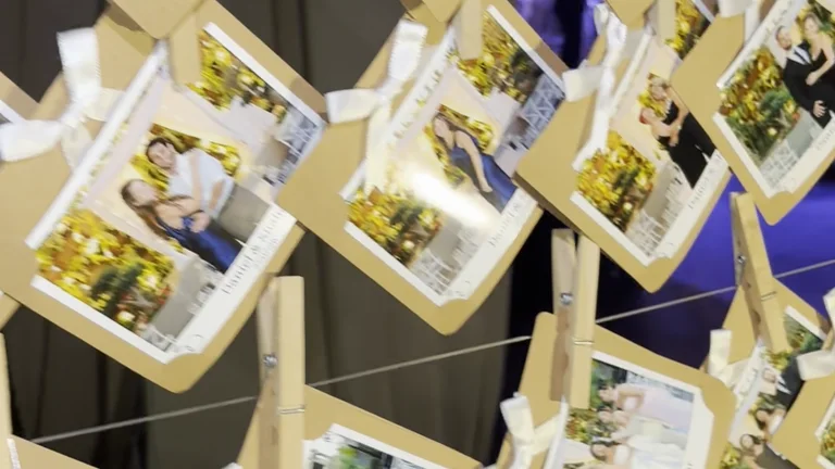 מגנטים תלויים בעמדת תצוגה באולם בערב